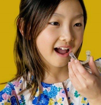 マウスピースを持つ子ども