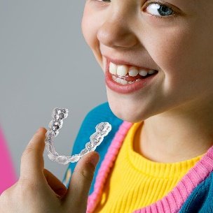 マウスピースを外して食事をする子ども