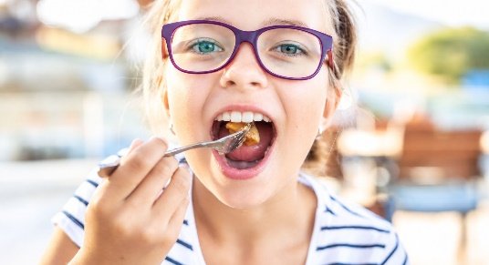 食事を楽しむ子ども