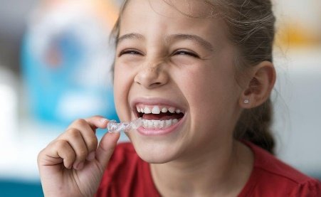 マウスピース型矯正装置で笑顔の子ども