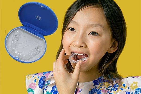 マウスピースを専用ケースに入れる子ども