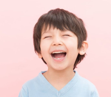 こどもの矯正治療にピッタリな目立たない装置